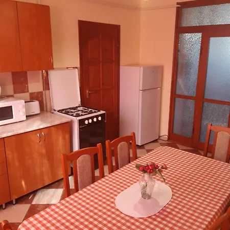 Apartment Sasfeszek